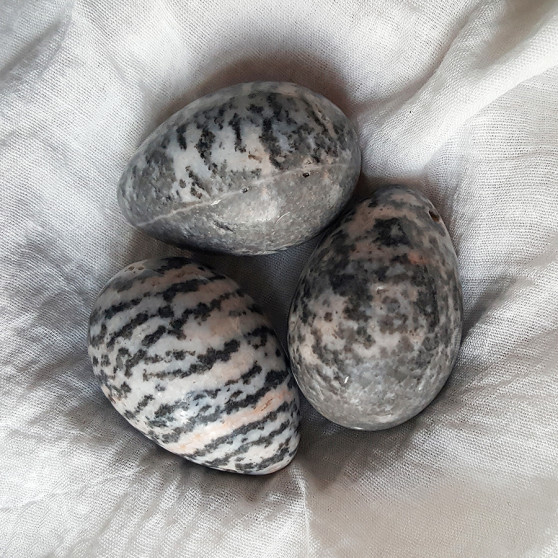 Kamenné vajce s otvorom Yoni Spirit jaspis zebra (YOS19)